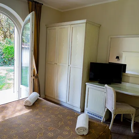 Tiziana فندق مارينا دي بييتراسانْت