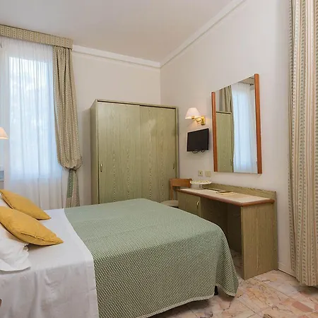 Tiziana 3* مارينا دي بييتراسانْت